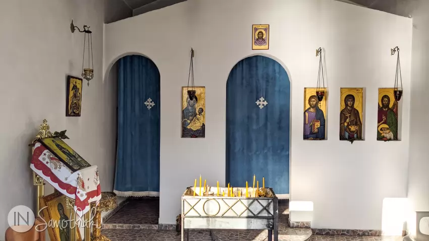 On the walls there are icons with golden backgrounds.