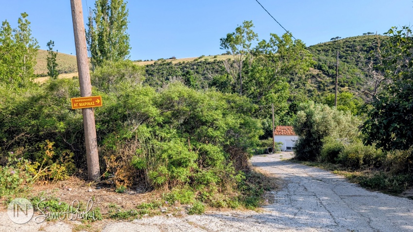 Following the signs, you will reach the Agia Marina chapel.