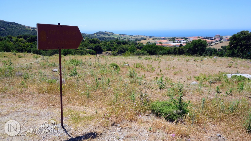 A signpost shows you the direction to the monastery.