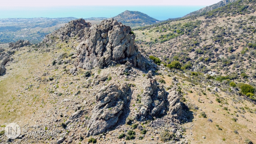Agia Anemi hill is located between Alonia and Xiropotamos.