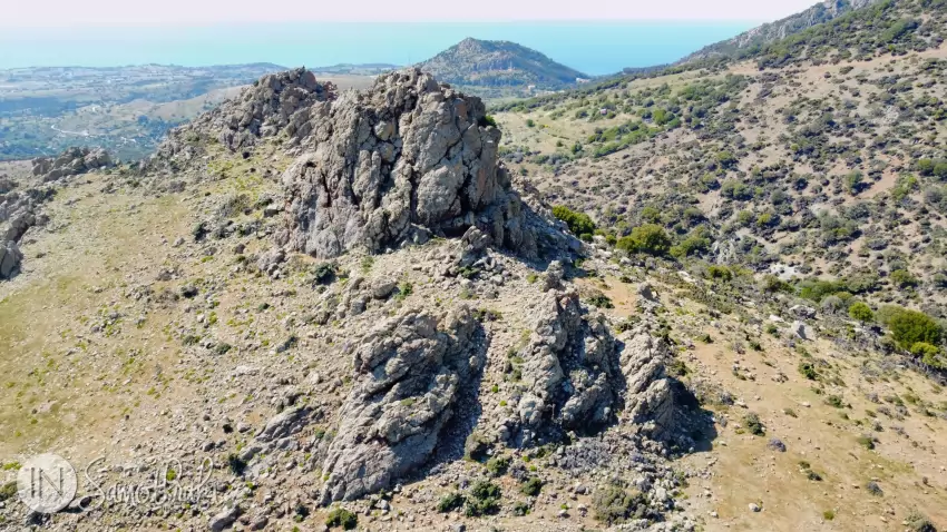 Agia Anemi hill is located between Alonia and Xiropotamos.