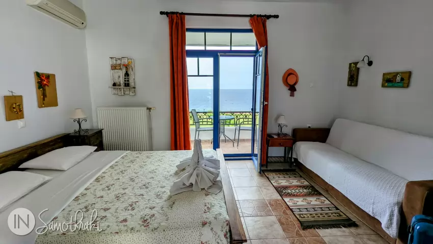 Studio with sea view, upstairs