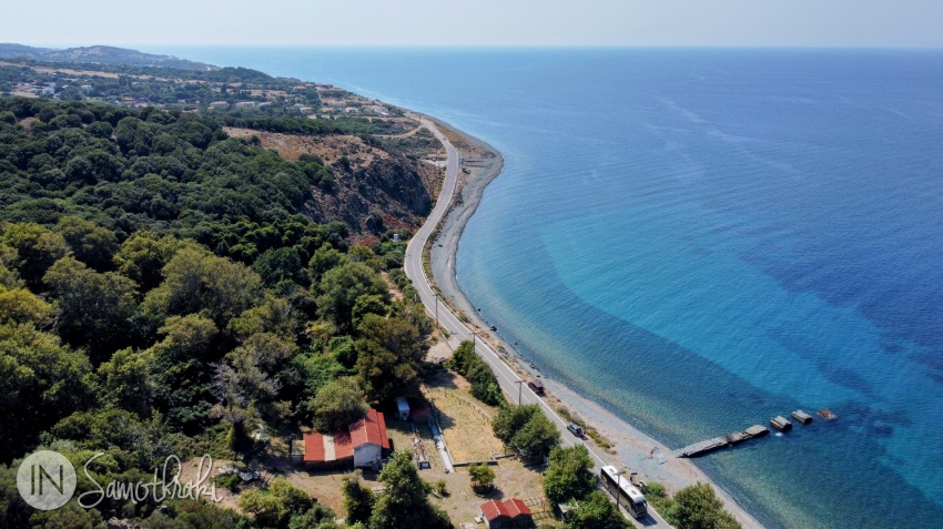 The beach of Paleopoli follows the northern coast.