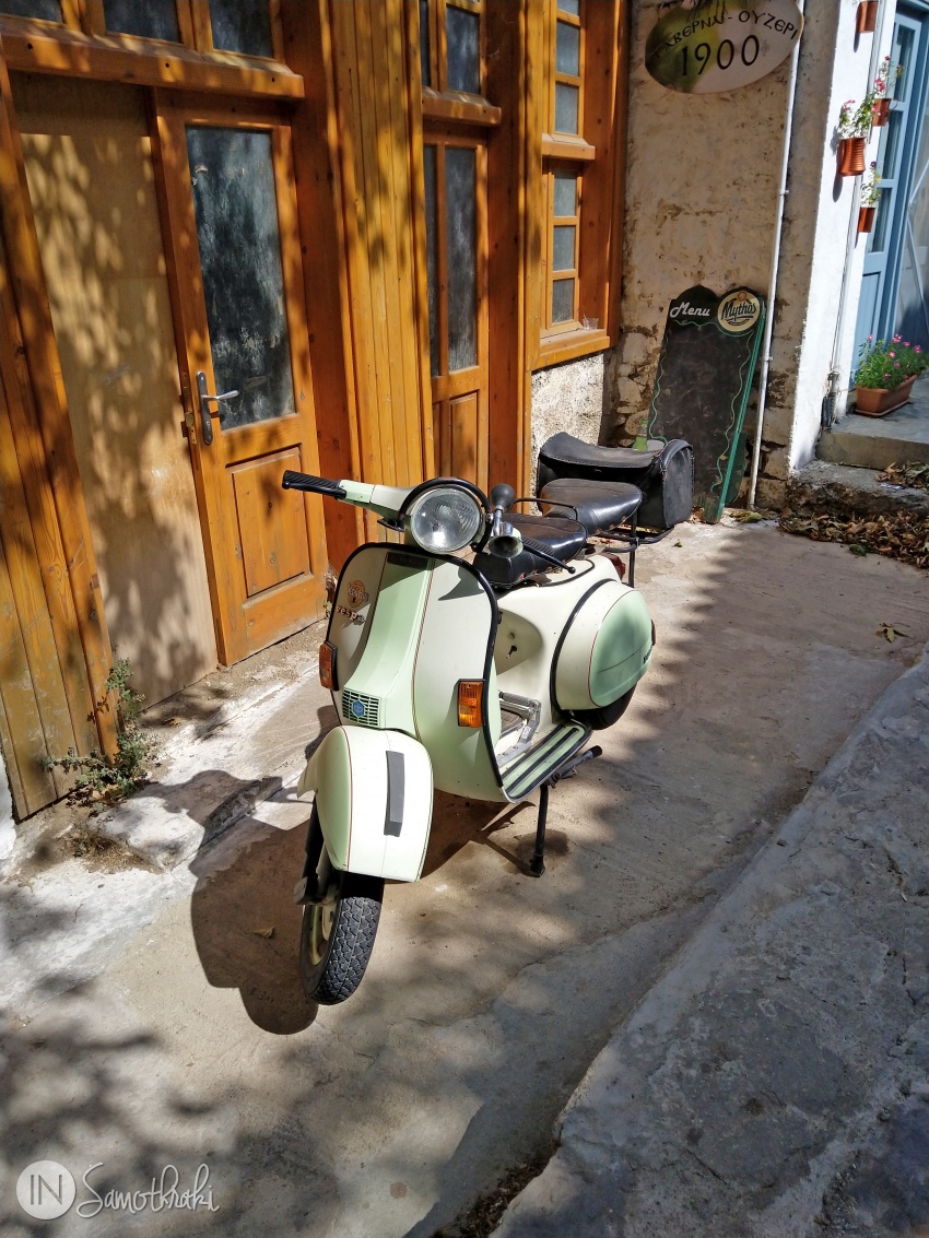 Scooter in Chora