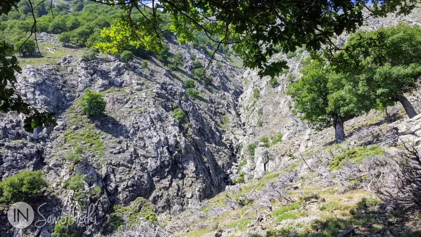 To the left, you can see the Tsivdogiannis River canyon.