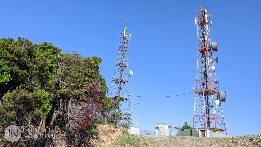 The mobile phone antennas are located at an altitude of approximately 190m.
