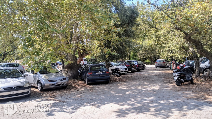 The trail to the vathres and waterfalls on the lower course of the Fonias River starts from the parking lot near the bridge.