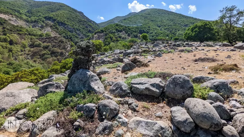 The alternative path goes to the right of the Fonias River.