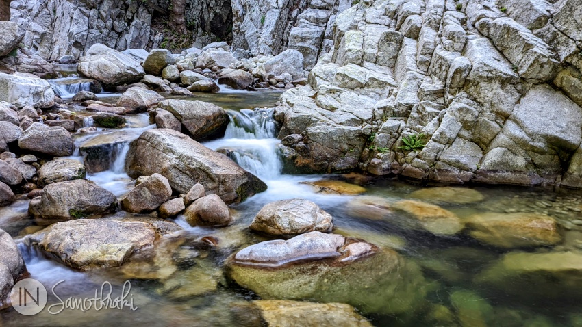 The river creates a succession of vathres.