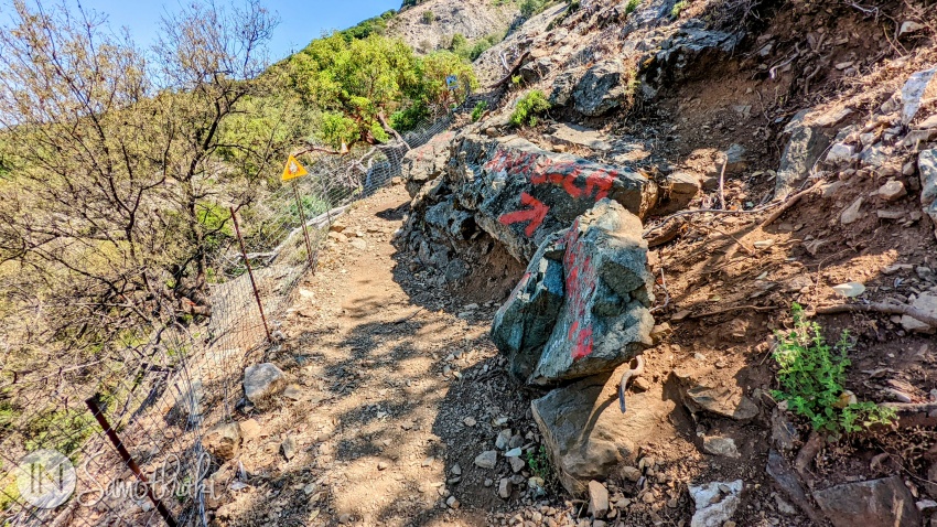On the way to Gerania you will encounter the red painted arrows pointing to Kleidosi.