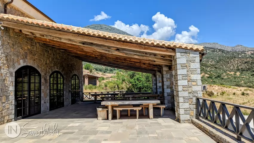 Tastings take place on the terrace.