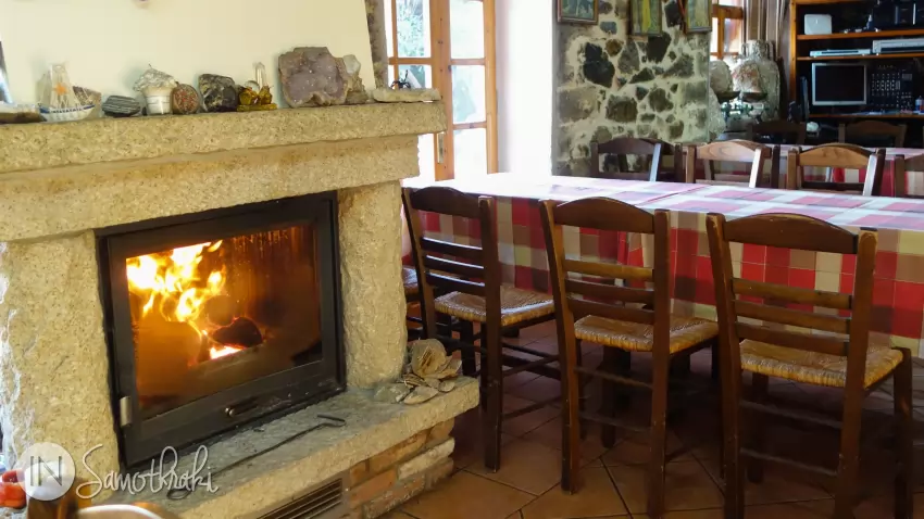 Even if you come in the late autumn months, in the winter, or early in the spring (yes, the island is beautiful in all seasons) you can be sure that Taverna O Vrachos is open!
