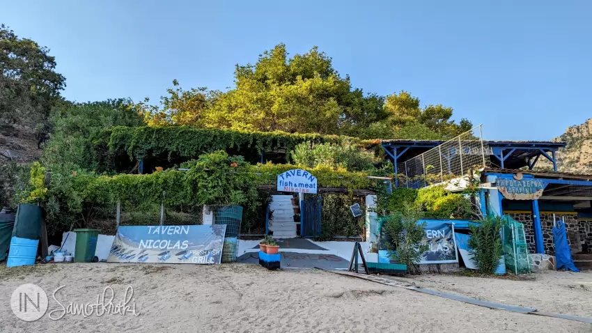 The two taverns on Pachia Ammos beach - Nikolas to the right and Delfini to the left