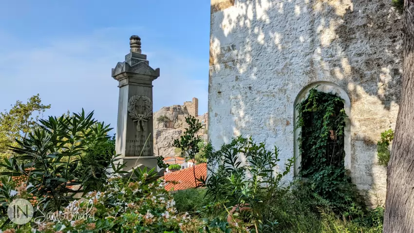 Behind the church, a monument in a small garden commemorates the heroes fallen during 1917 and 1922.