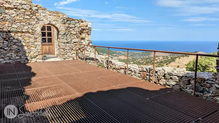 The fortress cistern is under the grille.
