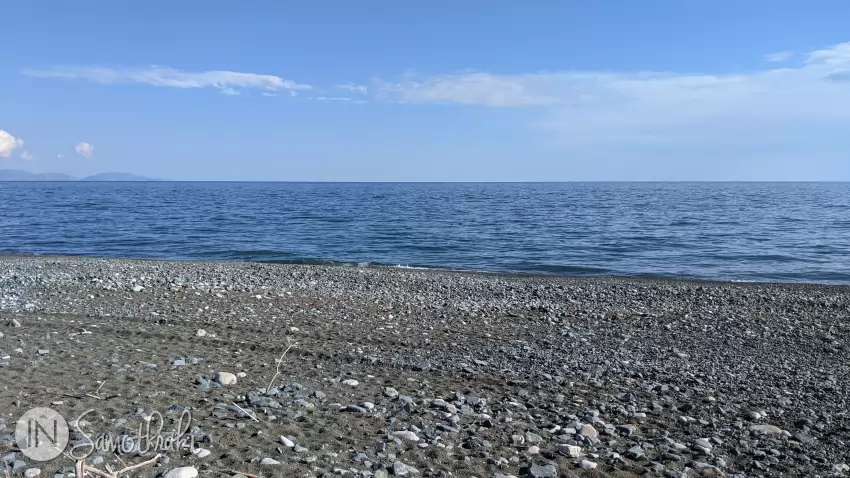 The Makrylies-Lakkoma Beach is covered in pebbles and sand.