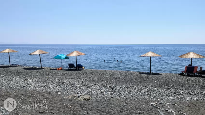 In season there are also a few umbrellas in from of Taverna Akrogiali.