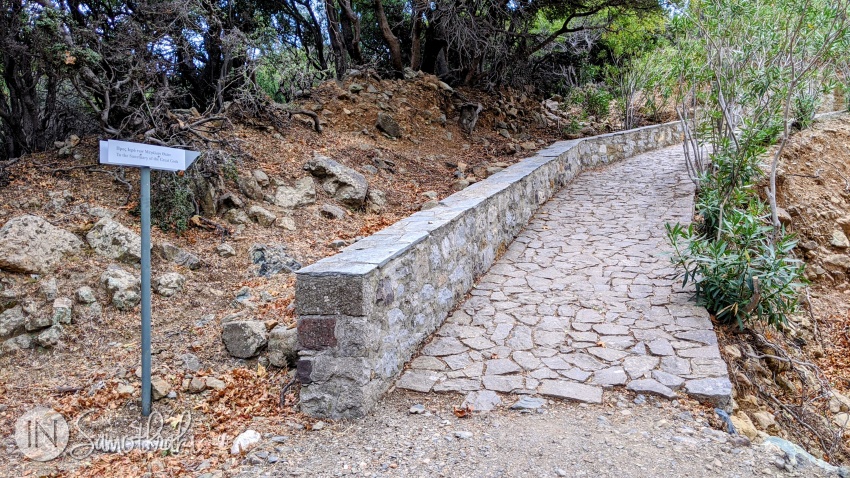 From the Archaeological Museum, the path turns left towards the entrance of the archaeological site.
