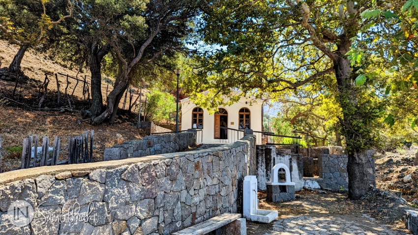 Next to the parking lot is the small church of Agia Paraskevi.