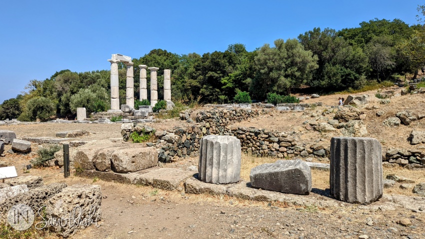 The Altar Court and the Hall of Votive Gifts