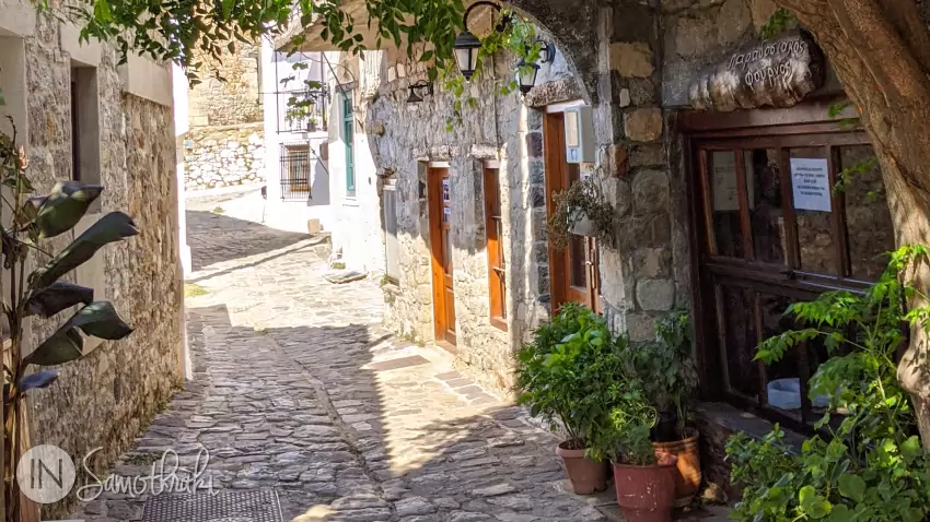 The traditional bakery is located on one of the small streets that go to the Chora fortress.