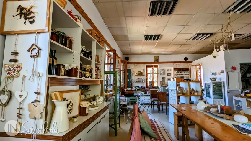 At the Trapeza Caf&eacute; you will find liqueurs, jams and other gift ideas.