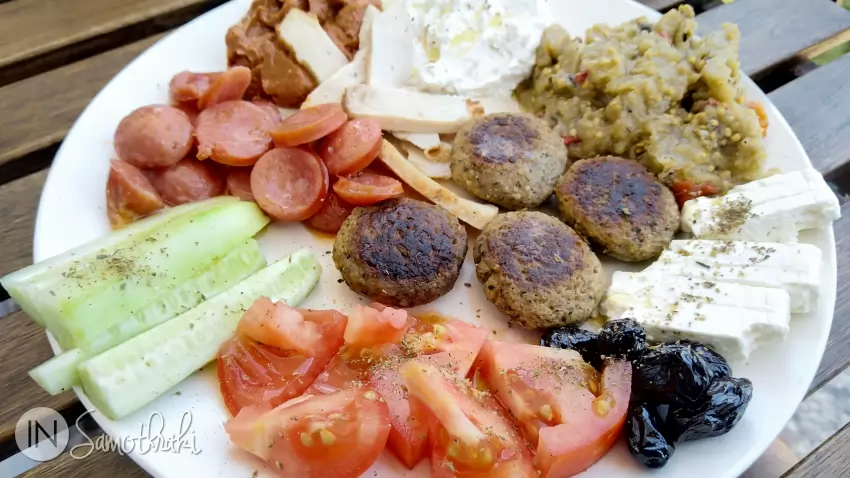 Starter with eggplant spread, tzatziki, meatballs and other goodies