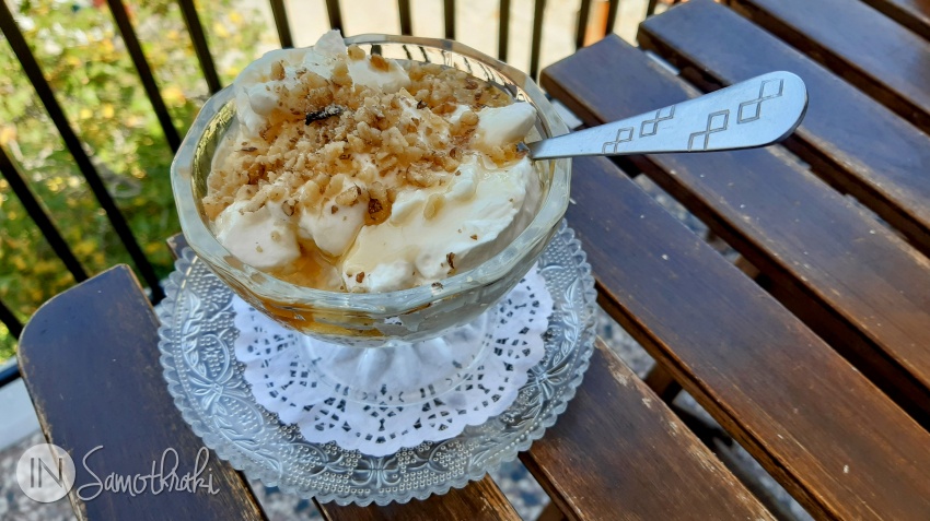 Yogurt with honey and walnuts