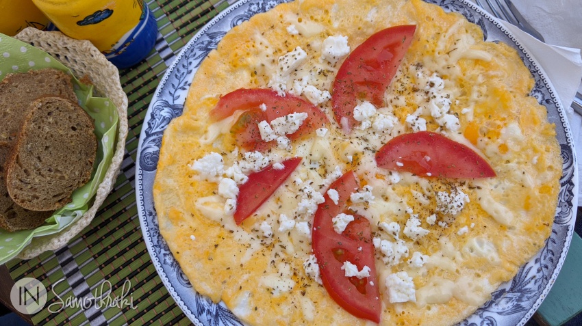 Omlet with tomatoes, feta and oregano