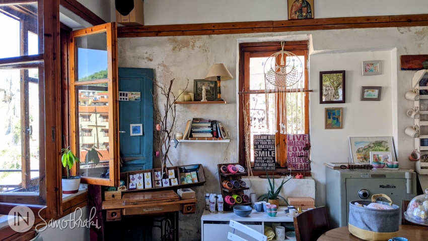 Decorations, books and paintings brighten the walls. The old safe on the right.