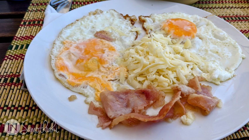 Bacon, eggs and yellow cheese