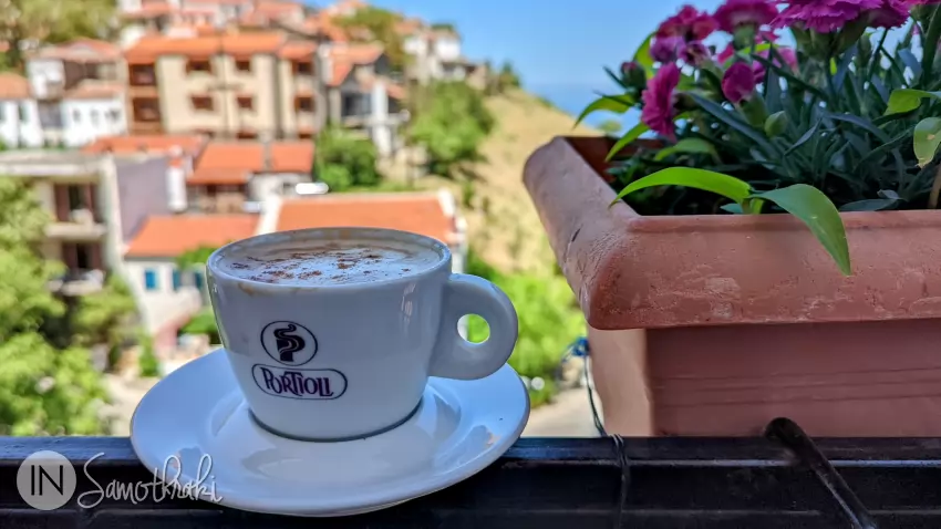 Cappuccino at Trapeza Caf&eacute;