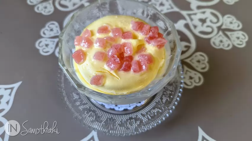 Rose loukoumi ice cream at Trapeza Caf&eacute; in Chora