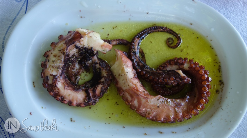 Grilled octopus at Taverna To Akrogiali in Lakkoma
