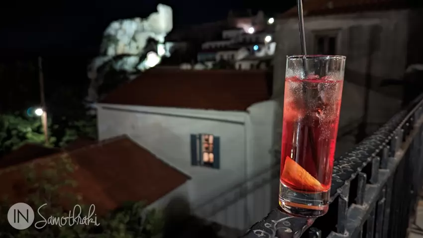 Cocktail at the Meltemi bar in Chora