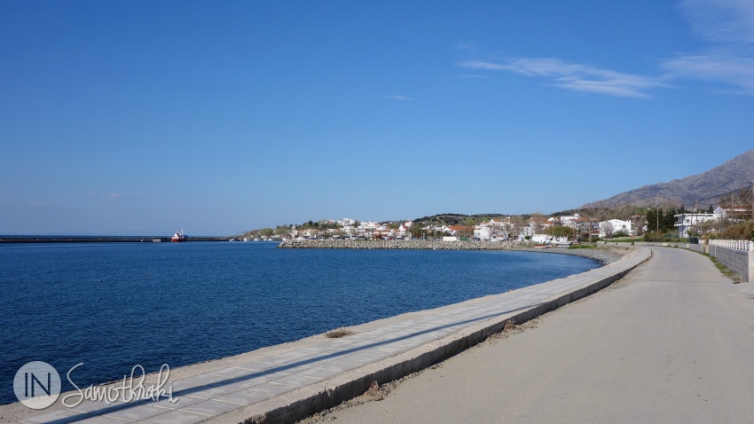 The sidewalk runs along the sea from the port of Kamariotissa to the intersection of two dirt roads.