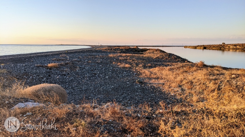 Between the sea and the lagoon